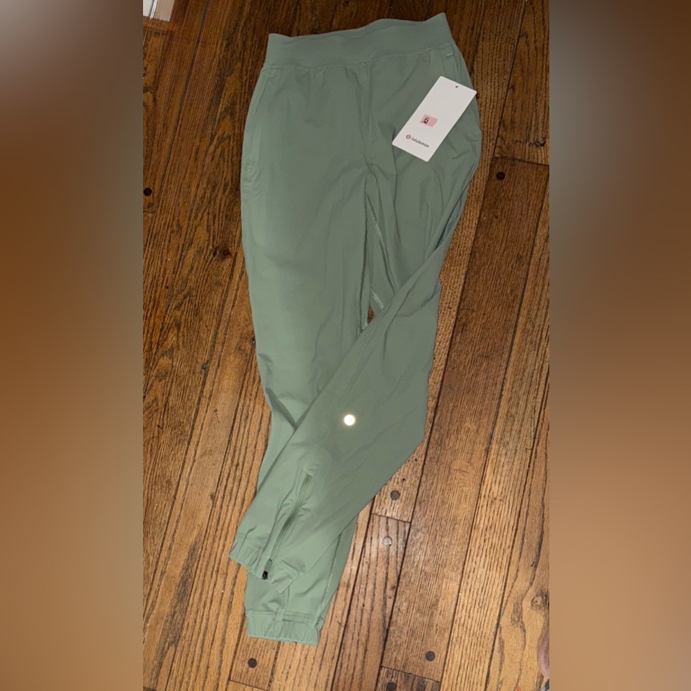 Lululemon Athletica Jogger in Light Green